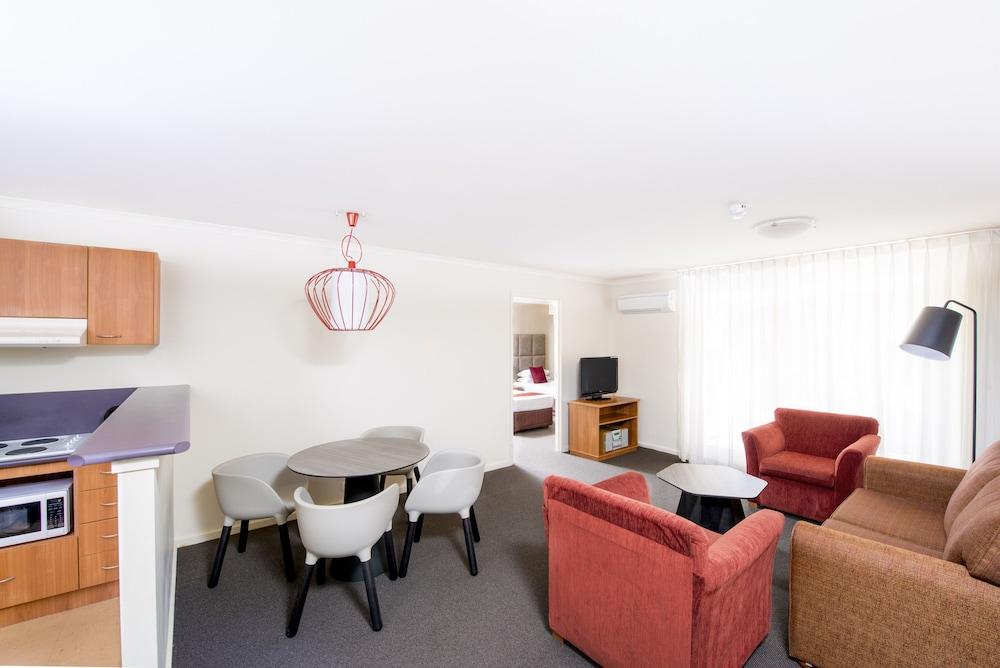 Mantra On Northbourne Aparthotel Canberra Exterior photo