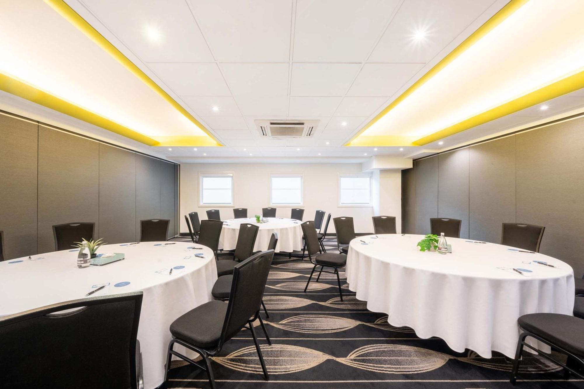 Mantra On Northbourne Aparthotel Canberra Exterior photo