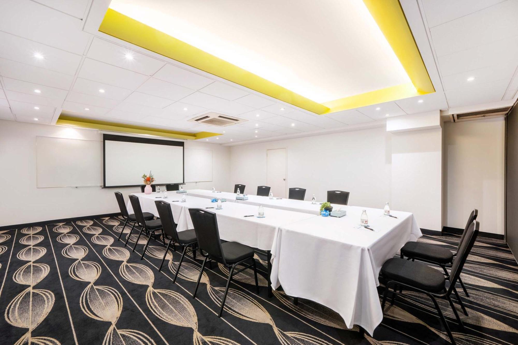 Mantra On Northbourne Aparthotel Canberra Exterior photo