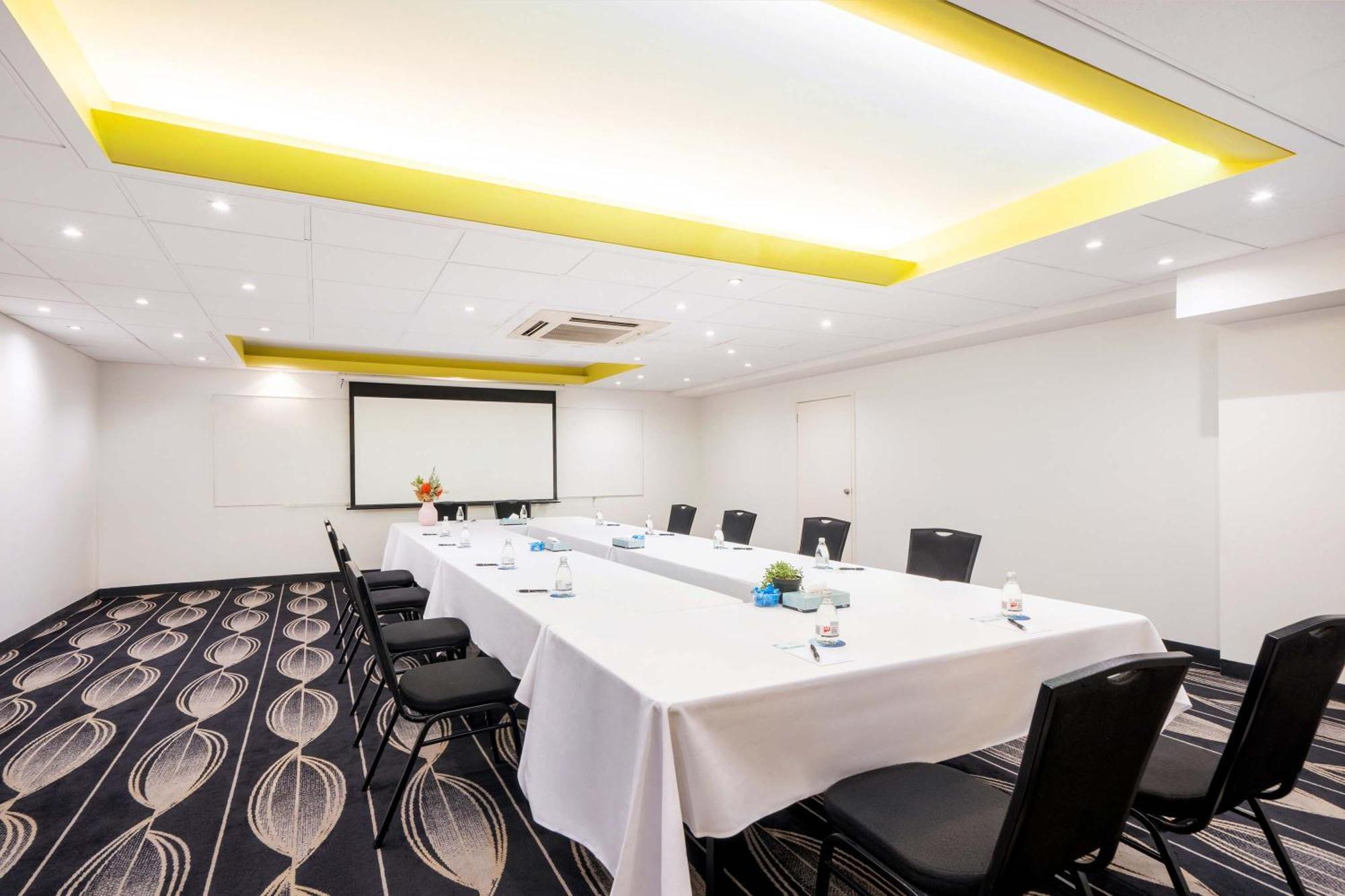 Mantra On Northbourne Aparthotel Canberra Exterior photo