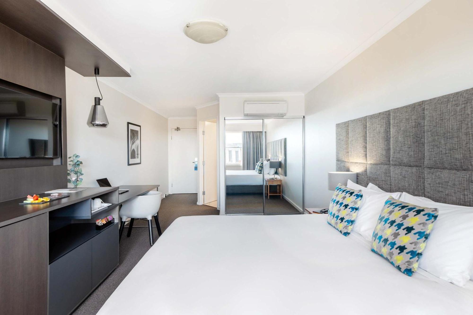 Mantra On Northbourne Aparthotel Canberra Exterior photo